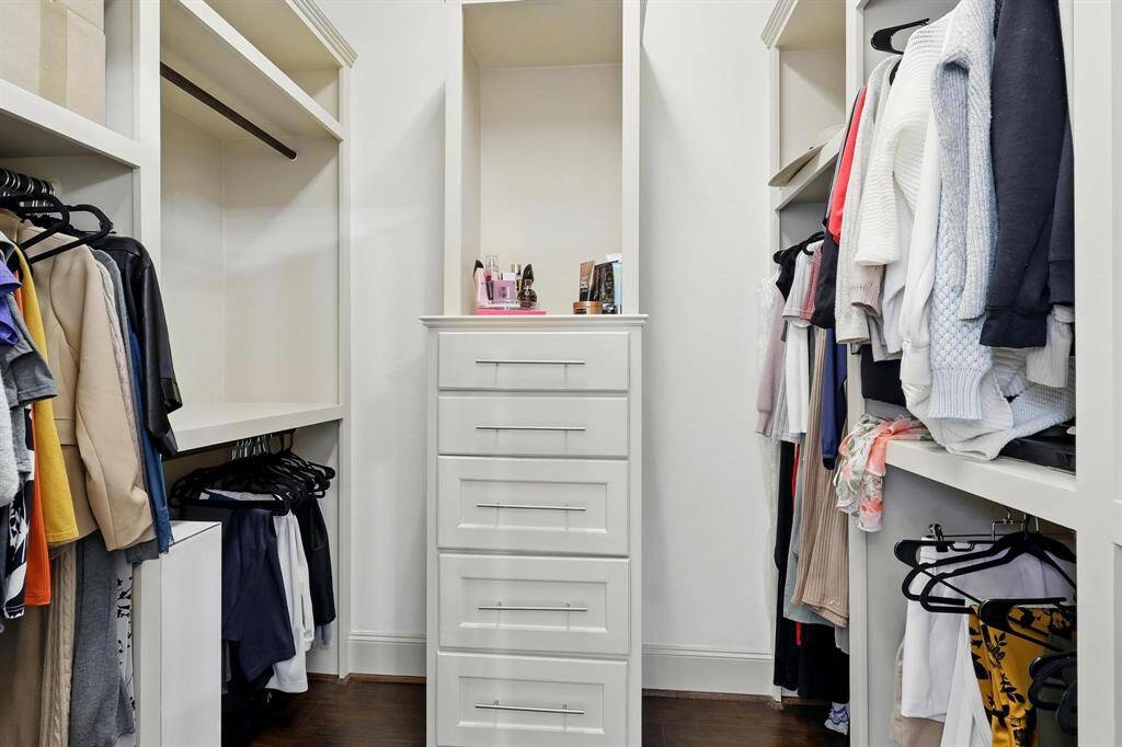 Master Bedroom walk in closet
