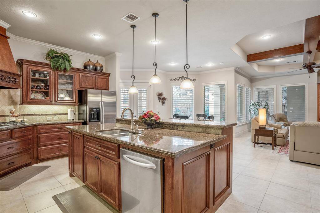 The open layout and ample storage make it ideal for culinary enthusiasts!