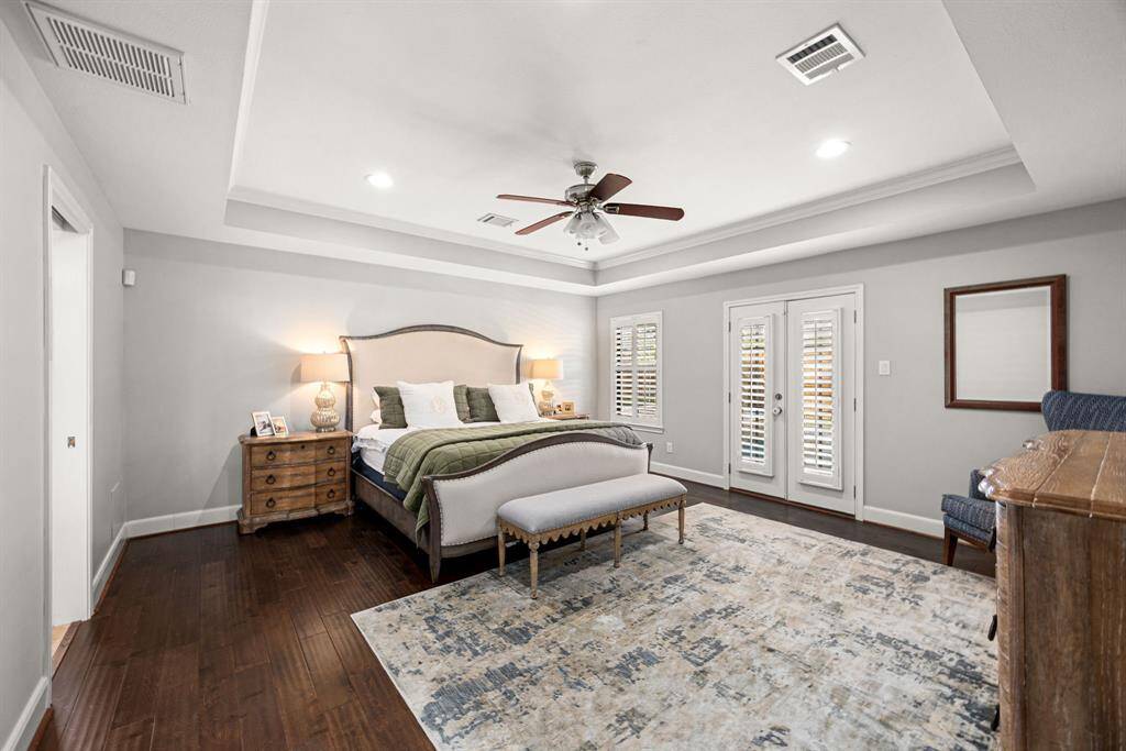 Large Primary bedroom with access to pool