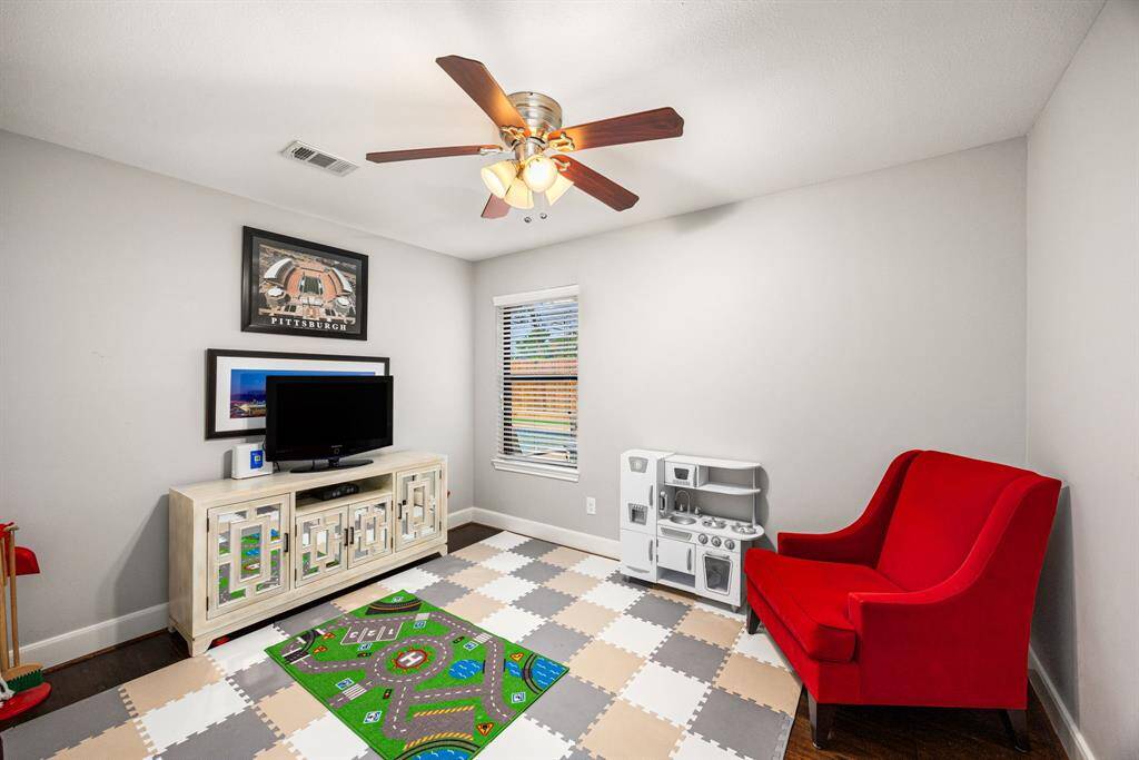 Guest bedroom #1