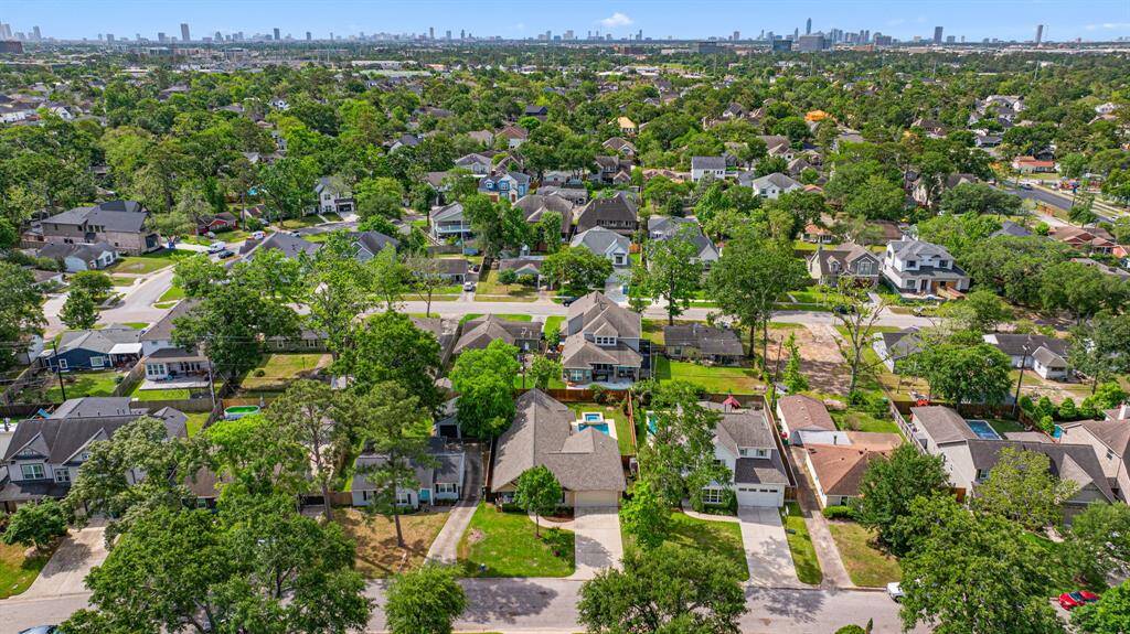 Close to downtown Houston on a quiet street in Oak Forest