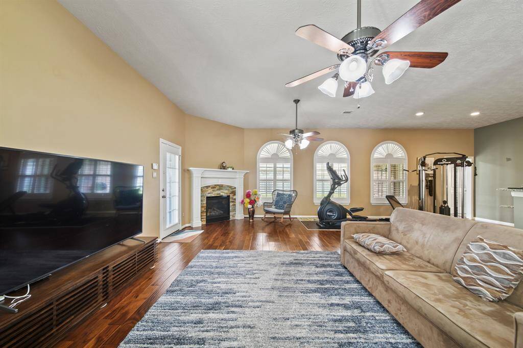 Spacious living room