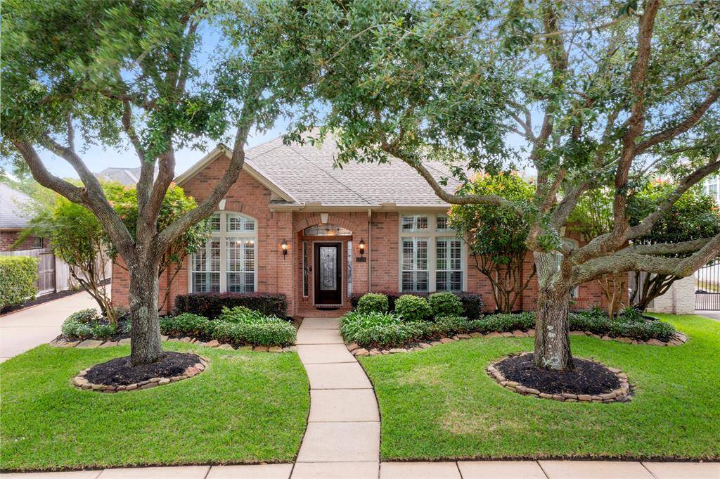 Welcome to 17114 Parsley Hawthorne Ct in the lovely subdivision of Pine Brook!