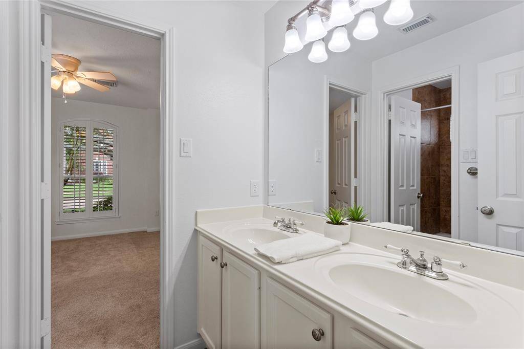 This is another view of the Hollywood bathroom that connects Bedrooms #3 and #4.