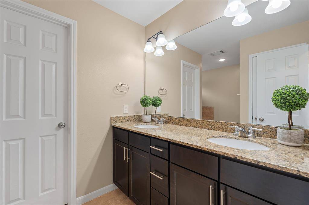 Double sinks primary ensuite