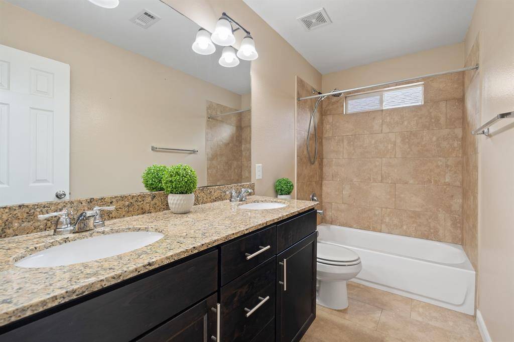 Double sinks in hallway bath
