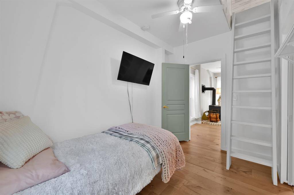 Guest bedroom w/ en-suite and ladder to loft area