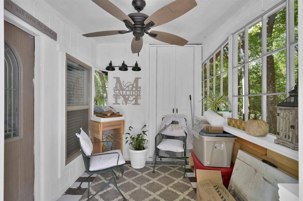 Cute screened in porch area