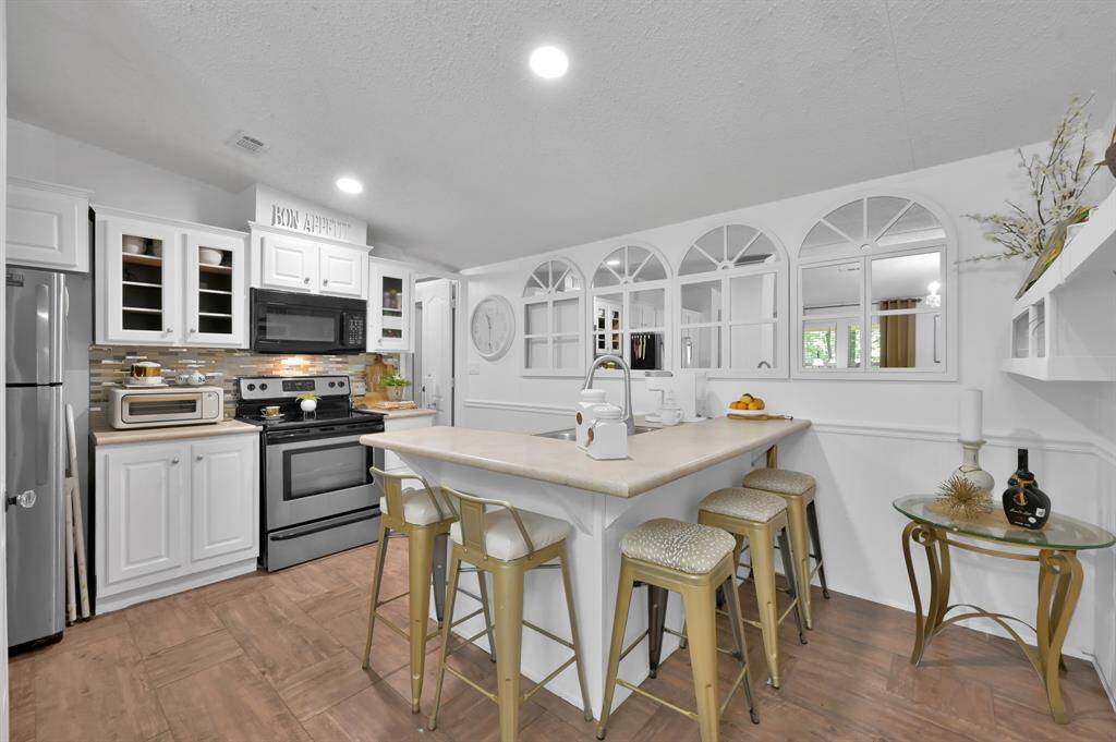 Kitchen w/ wrap around seating.
