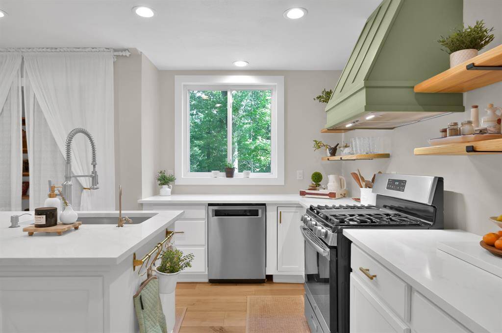 Large 3cm Quartz island with single basin sink