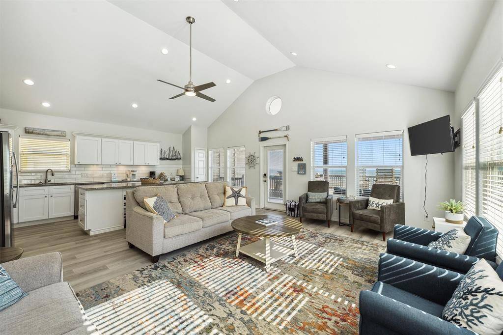 With panoramic Gulf views and the beach just below, this is the kind of view you’ll never tire of.