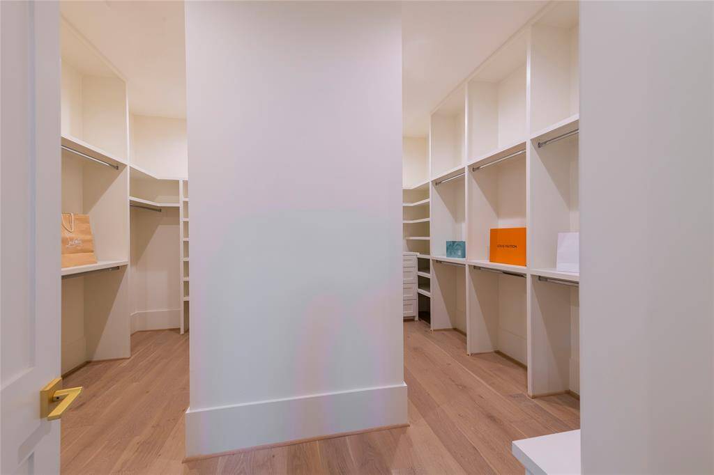 Expansive closet