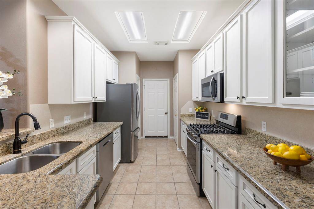 This kitchen offers excellent function and flow, making cooking and entertaining a breeze.