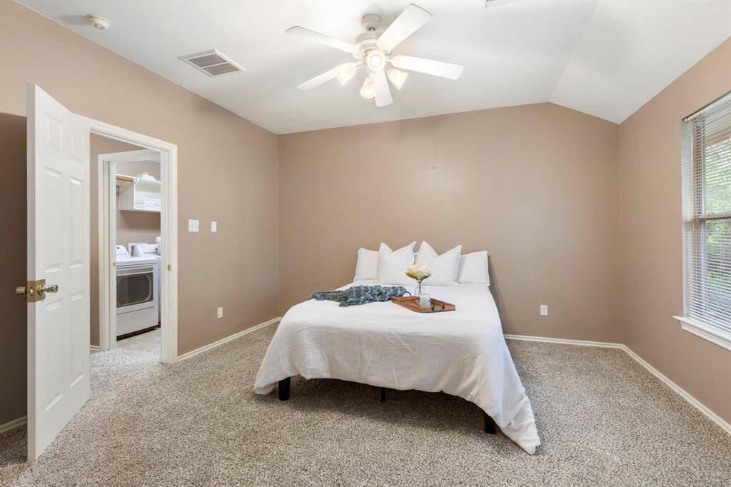Look at all the natural light pouring in—brightening up the space and creating a warm, inviting atmosphere!