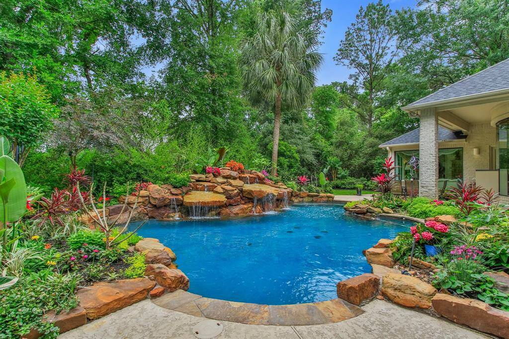 Peaceful and serene is the best way to describe  the sound of the water fall pouring off the rocks!