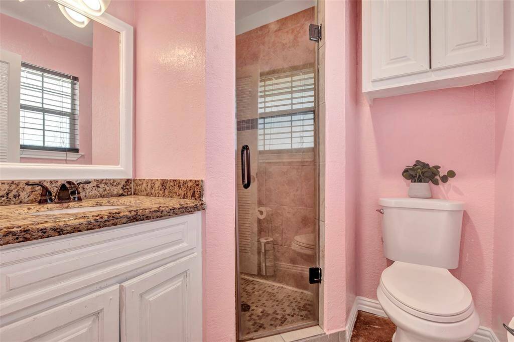 Full bathroom in the secondary bedroom