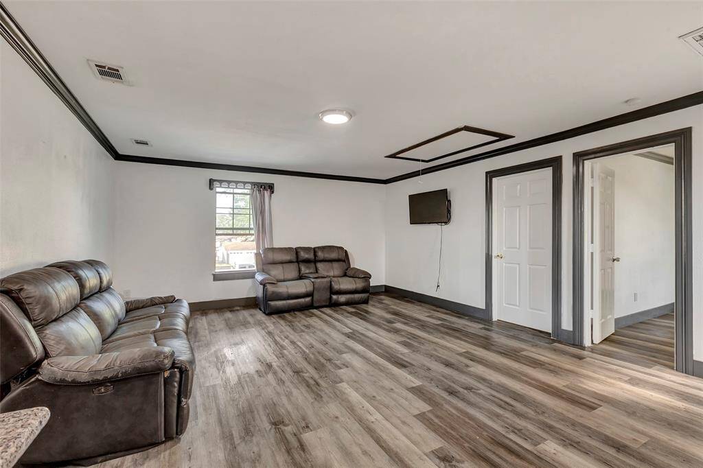 Spacious living room facing secondary and third bedroom.
