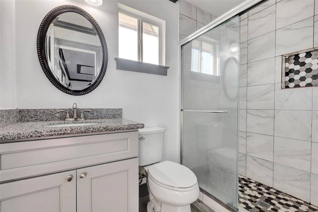 Shared full bathroom for secondary and third bedroom.