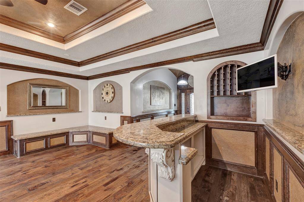 Lounge and bar area perfect for entertaining.