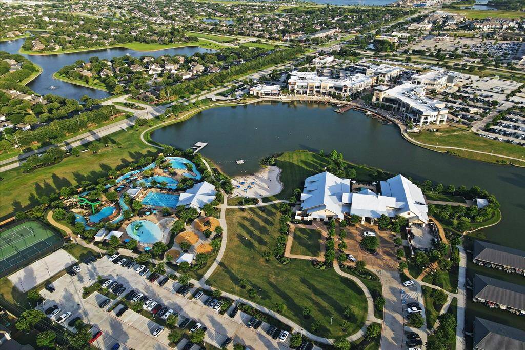 Float the lazy river, race down water slides, make a splash in the Olympic-style pool and soak up the sun on the sandy beach. The waterpark at Towne Lake also offers poolside dining. Boat rentals & water taxi are available for non-boat owners!Accessible by boat!