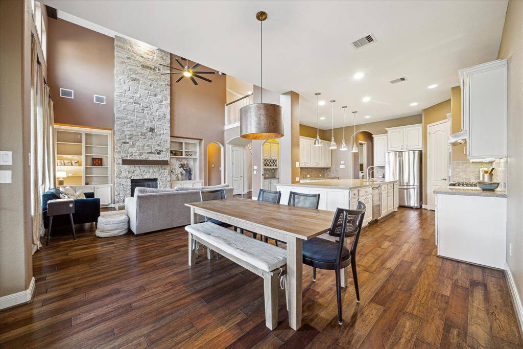 Oversized breakfast room is conveniently situated between the kitchen and family room.