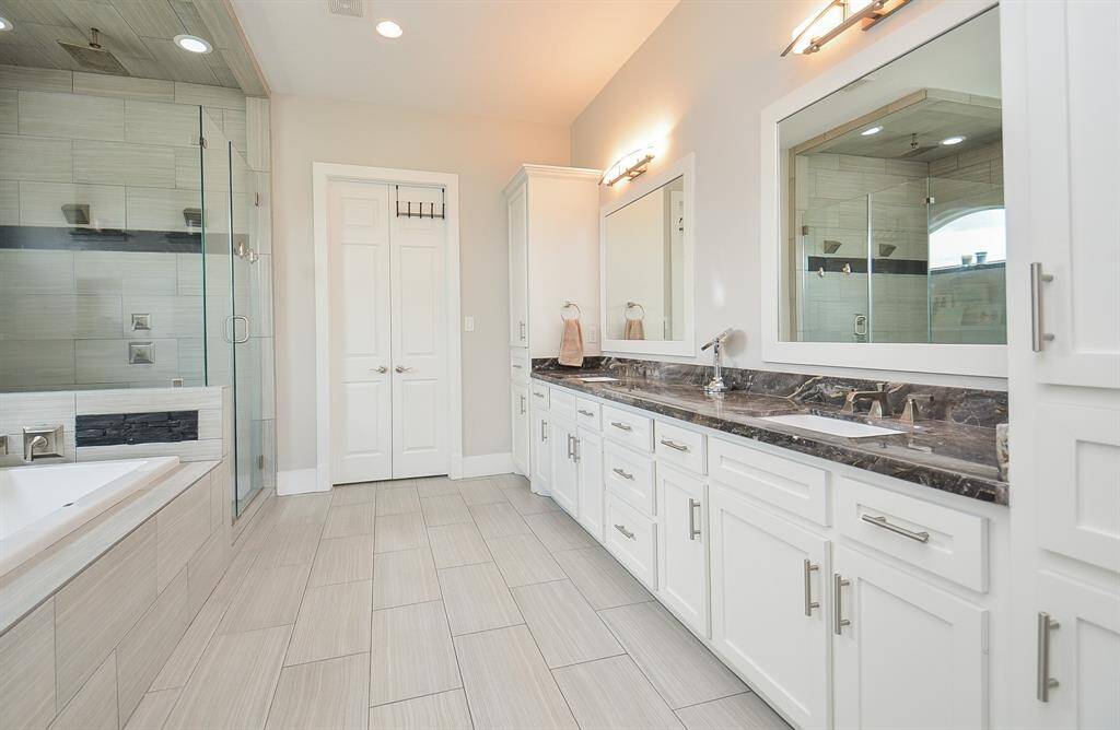 Beautiful en-suite bathroom with large walk-in closet