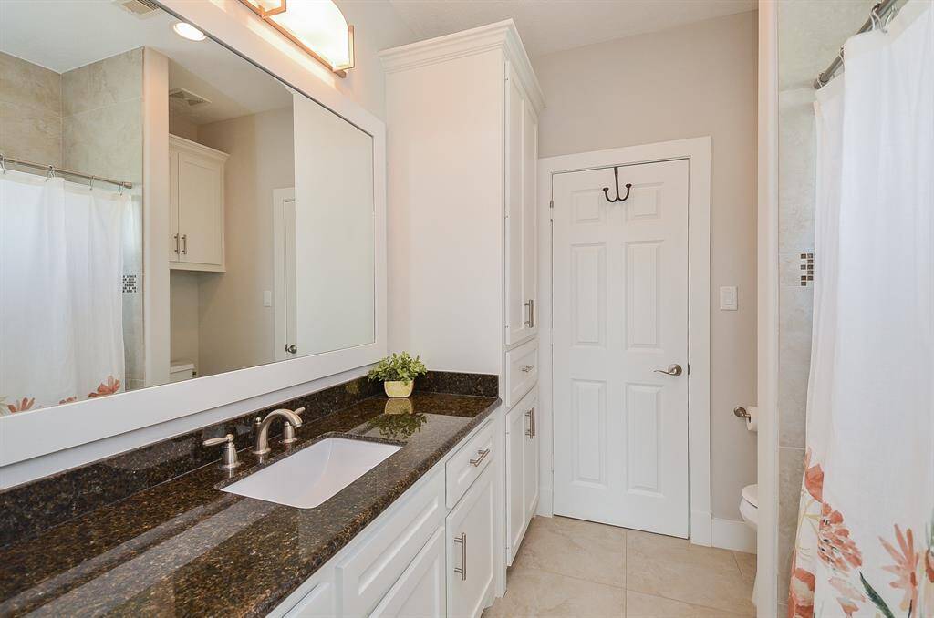 Large bathroom with tub/shower combo and closet