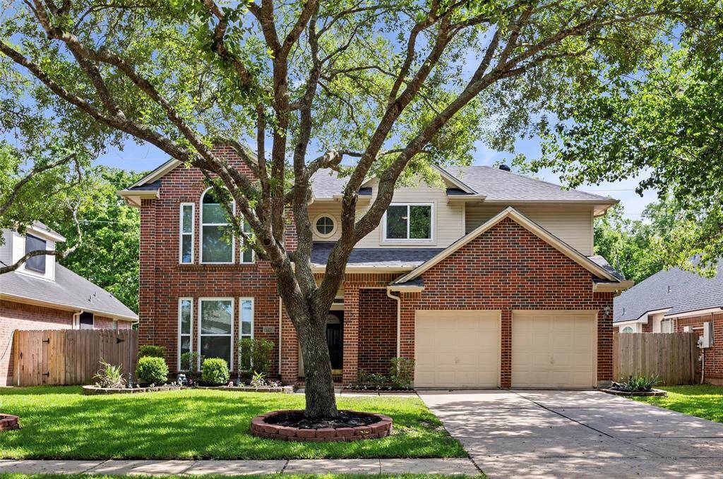 1819 Parkview Lane is located in the highly desireable community of Lake Olympia in Missouri City.