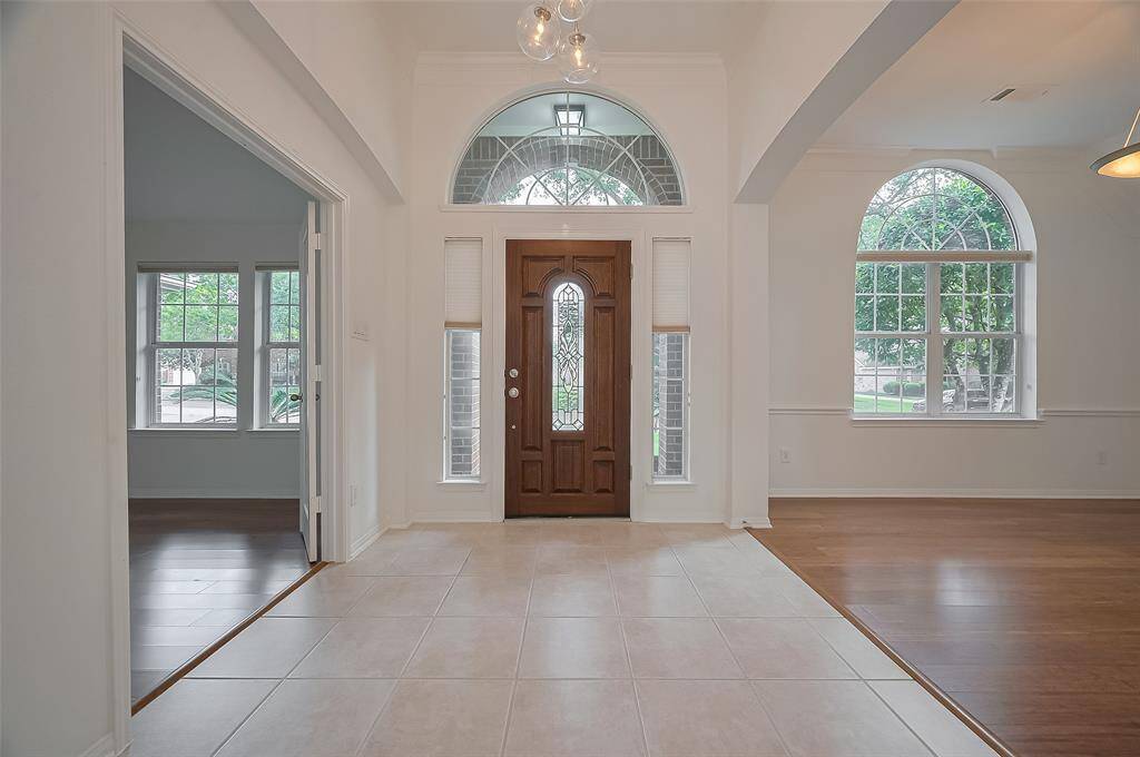 Great foyer meets you as you walk in!