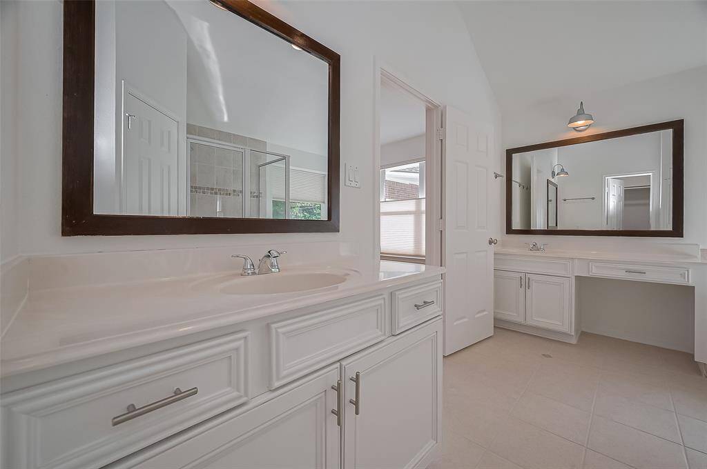This large principal bathroom provides maximum storage space for your everyday needs.