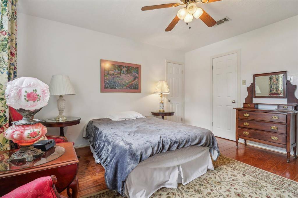 A second look at this lovely room.