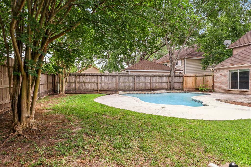 Plenty of yard left to enjoy - ready for a play set or sports equipment, small garden or the family dog.