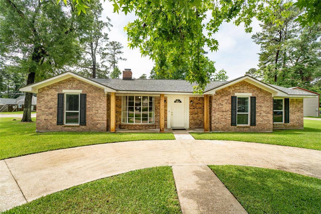 Welcome To Your New Home In Indian Shores, Just a Couple Of Minutes From The Lake And Golf Course