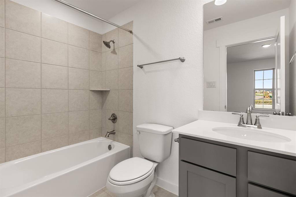 Secondary ensuite bathroom
