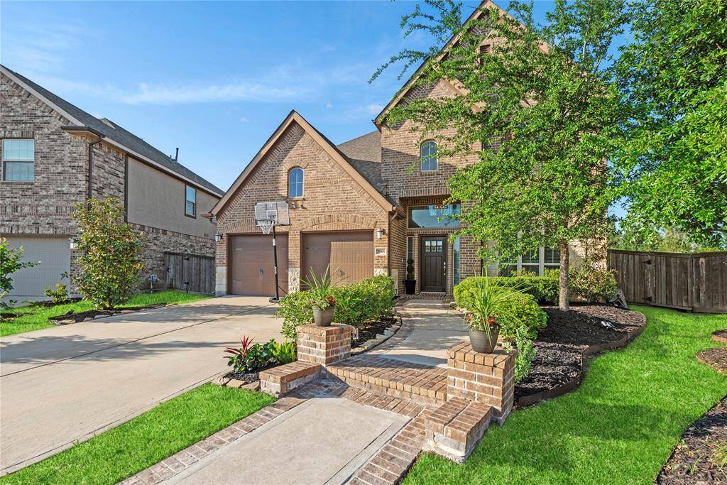 Gorgeous 2-story home in master-planned Bridgeland.