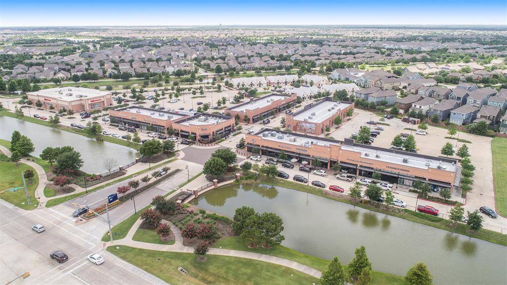Lakeland Village offers shopping, dining, entertainment and service options.