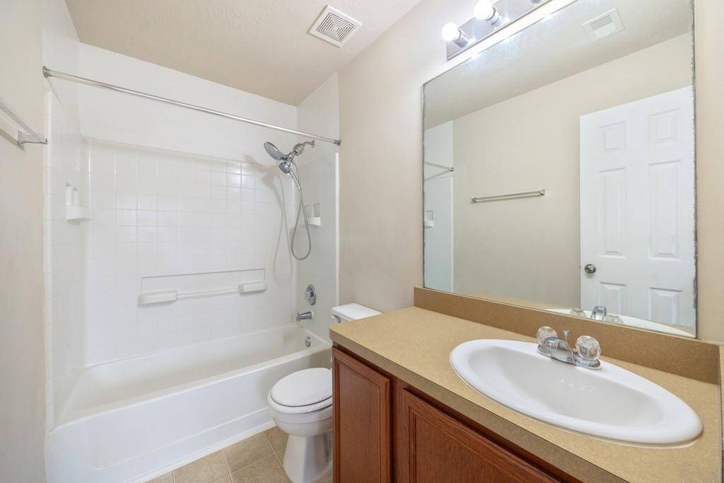 En-suite primary bathroom