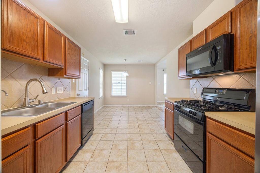 Additional view of the kitchen and breakfast area