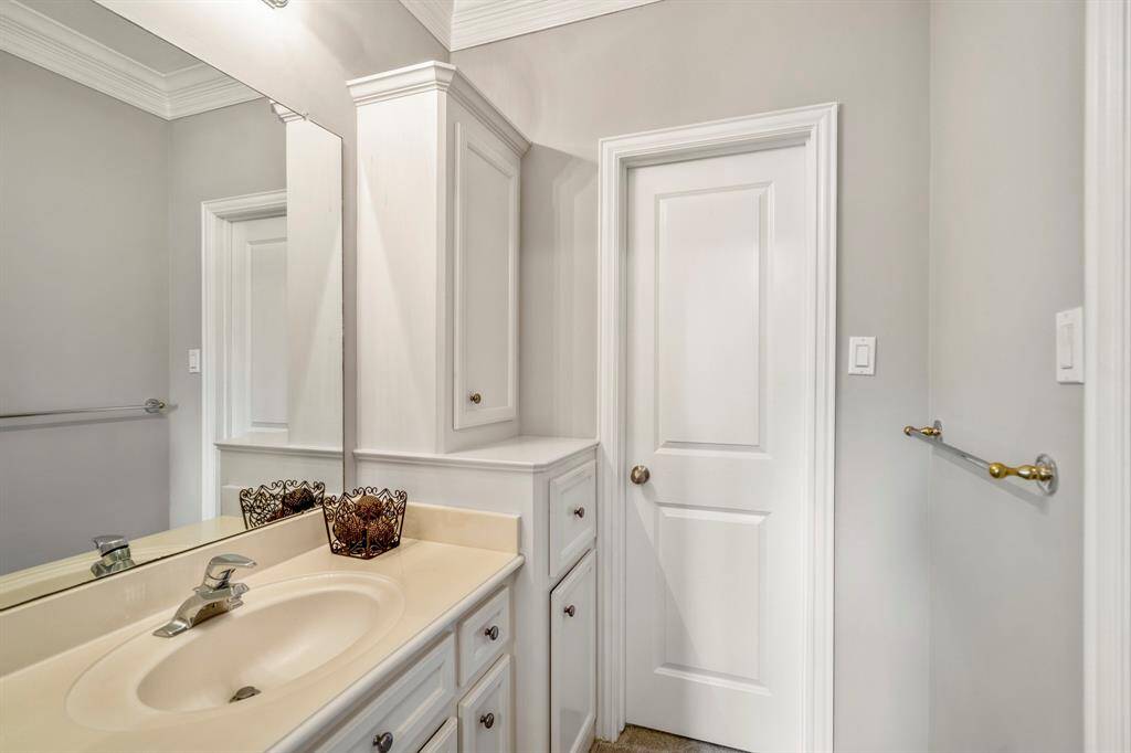 Hollywood bath shared between two bedrooms on the 2nd level