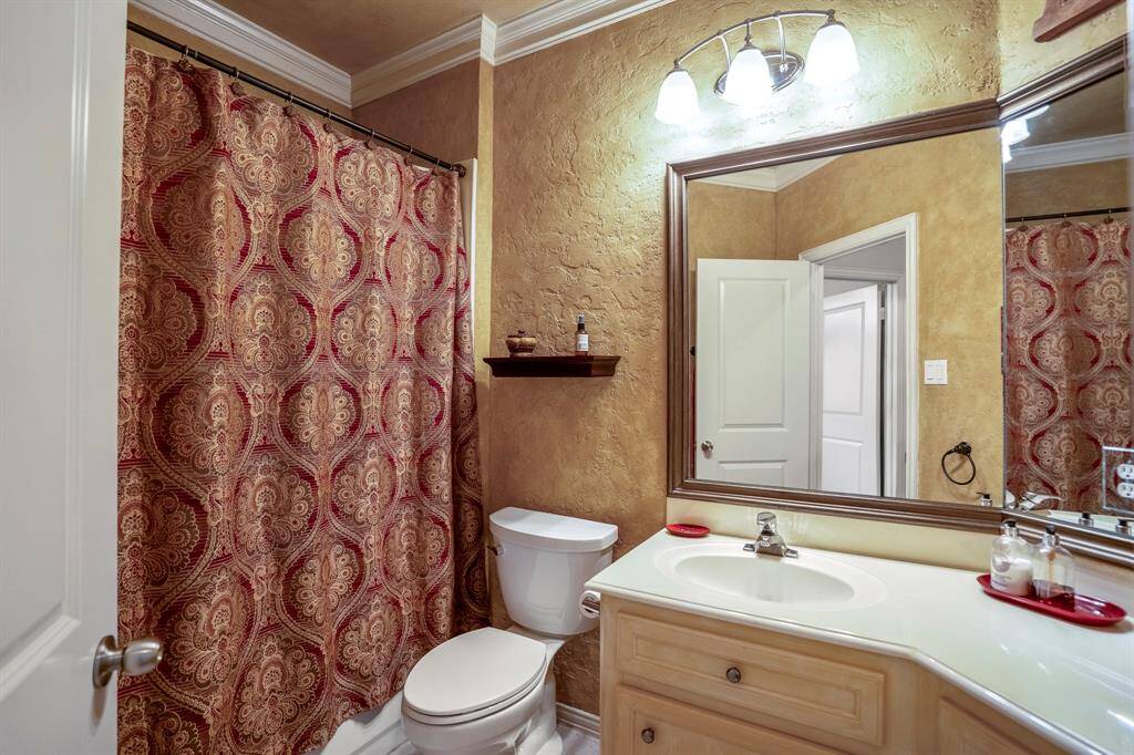 En-suite bathroom