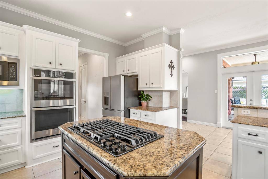 Equipped with a gas cooktop & double over, host all your holidays here