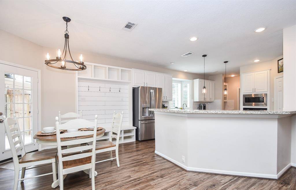 Your breakfast bar provides the perfect buffet line during the holidays and proximity to your breakfast room will make your hosting flow a breeze during gatherings!