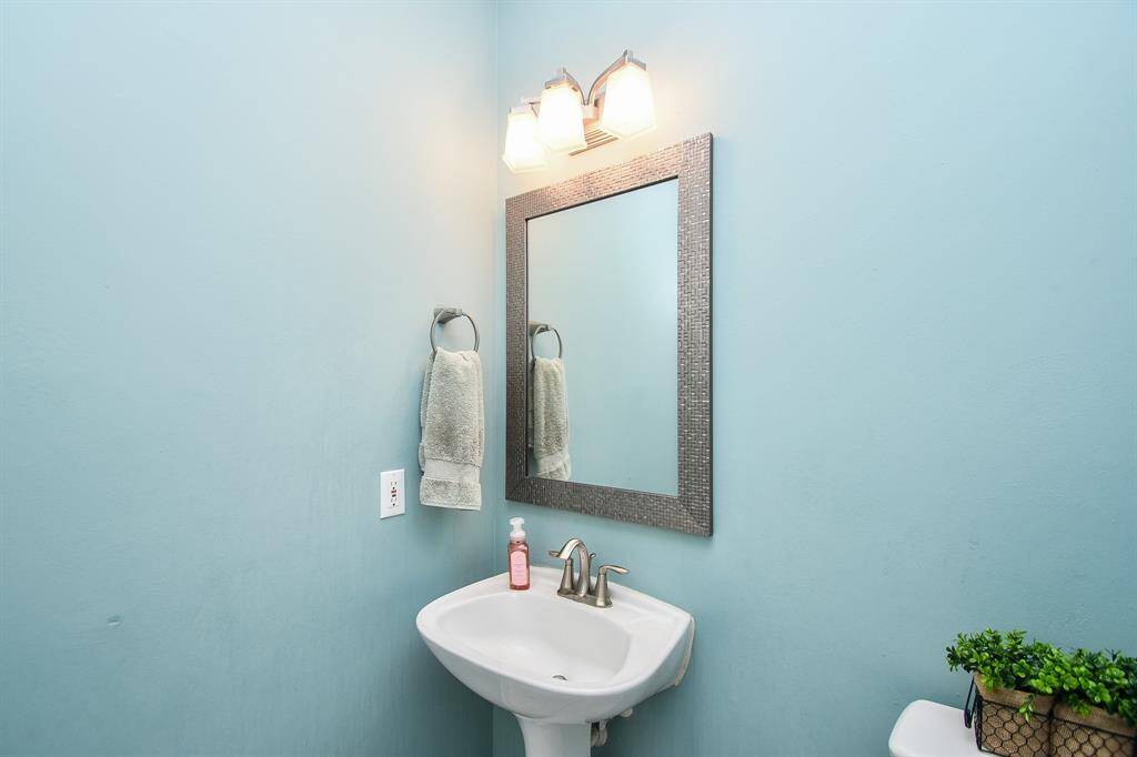 Your 5' x 6' half bathroom is conveniently located near the entertaining areas of your house for all of your guests to use, also perfect for your last minute touch-ups as you head out for the day.