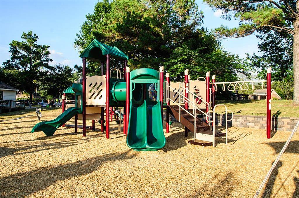 It also features several parks, playgrounds, and green spaces where residents can enjoy picnics, leisurely strolls, or outdoor sports.