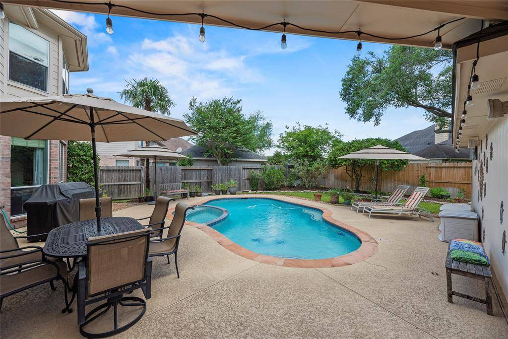 Alternate view of the backyard.