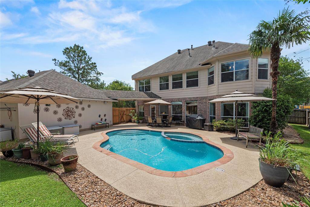 Alternate view of the backyard.