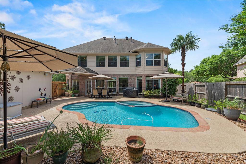Alternate view of the backyard.