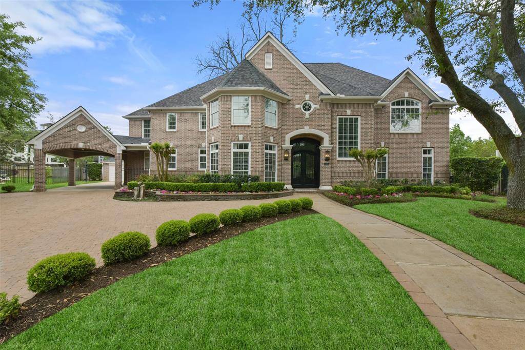 This Sweetwater estate home is beautifully landscaped and has excellent curb appeal.