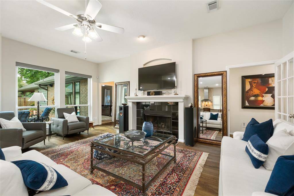 With its bright, open layout, the living room offers an ideal setting for both intimate gatherings and lively entertainment. Large windows frame the lush pool area, creating a seamless connection between indoor comfort and outdoor relaxation.