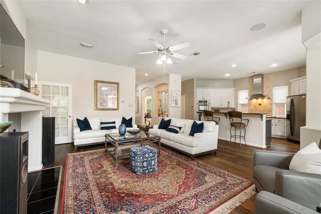 The living room opens up to a world of relaxation and enjoyment. The poolside view, paired with abundant natural light and open-concept design, transforms this space into the perfect setting for quiet evenings or fun-filled gatherings with loved ones.